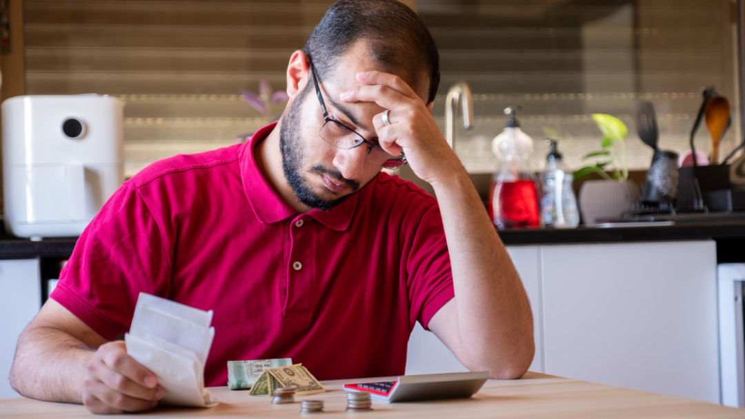 Personne préoccupée par ses finances cherchant des options d’aide financière