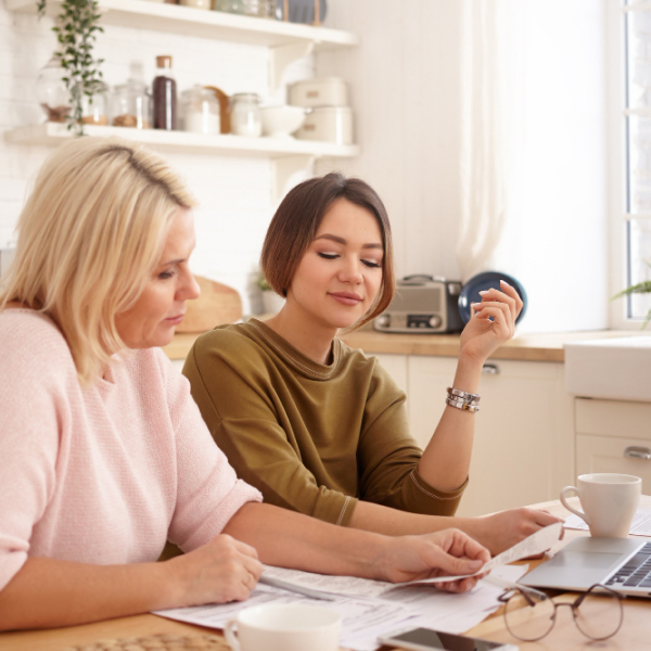 Personnes analysant leurs finances et discutant d’un micro prêt pour faire face à des dépenses imprévues