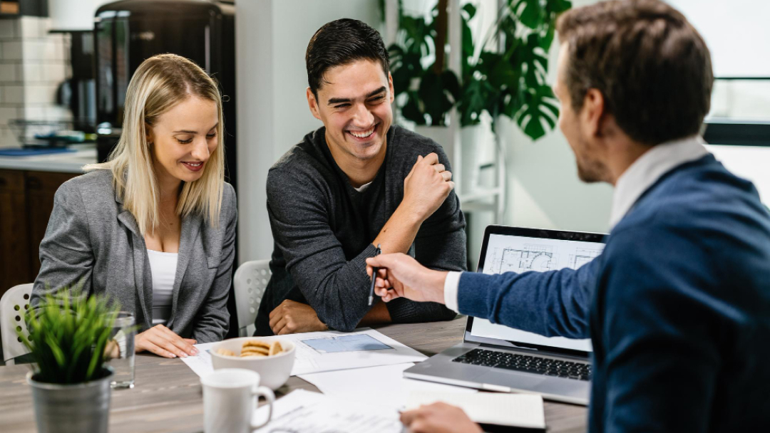 Couple rencontrant un conseiller pour obtenir un prêt personnel au meilleur taux en 2026