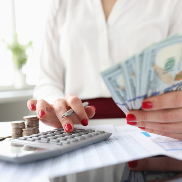 Personne calculant un micro prêt aucun refus avec argent et calculatrice pour comprendre le fonctionnement