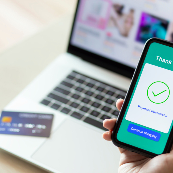 Paiement numérique réussi sur smartphone représentant une solution moderne de prêt en ligne